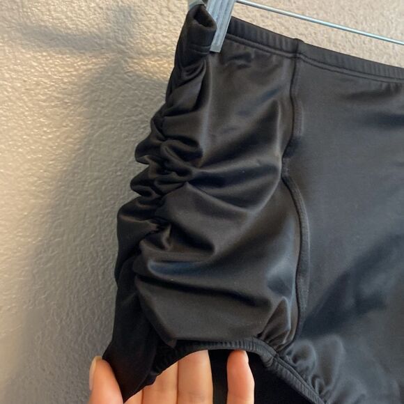 NWT- Black 𝅺beach Betty bikini bottoms with rouching - Picture 2 of 8
